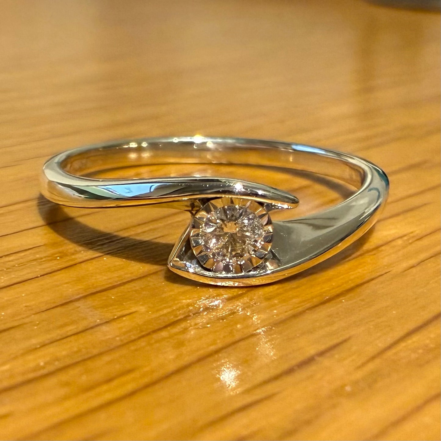 9CT WHITE GOLD DIAMOND RING