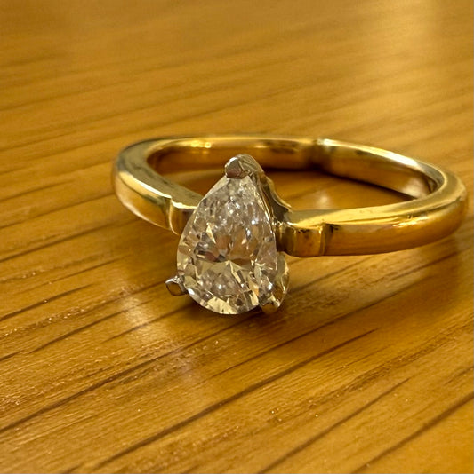18CT YELLOW GOLD DIAMOND RING